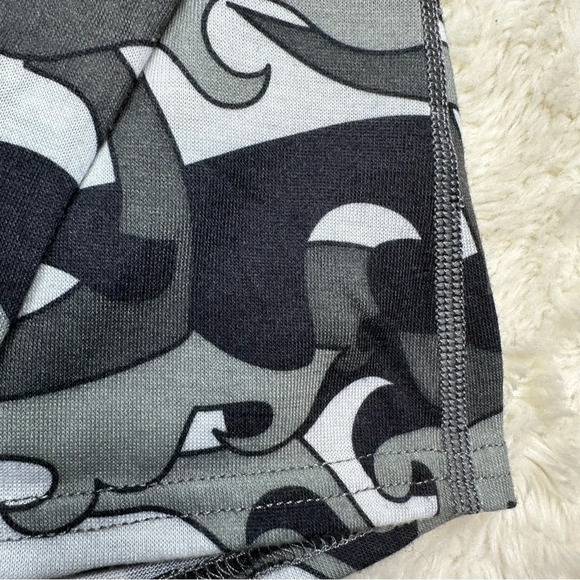 Hot Chillys Long Sleeved Thermal Base Layer Black and Gray Camouflage Sz Small - Picture 5 of 16